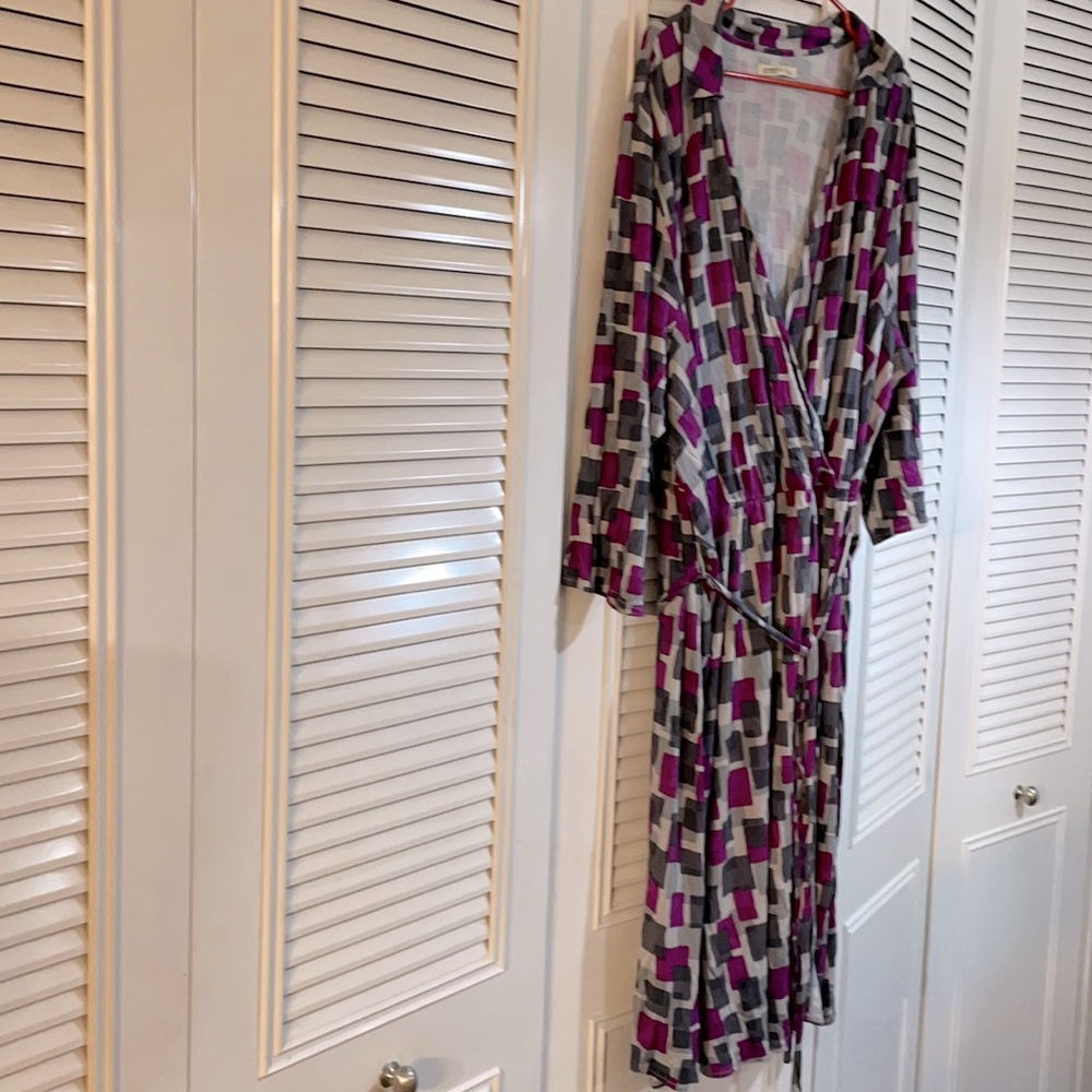 Old Navy faux wrap dress with collar, belt and geometric pattern